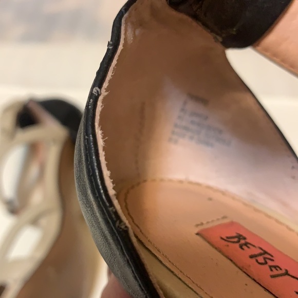 BETSEY JOHNSON COLORBLOCK HEELS BEIGE & BLACK 4” TWO TONE PINUP ROCKABILLY SZ 9 - Picture 10 of 15